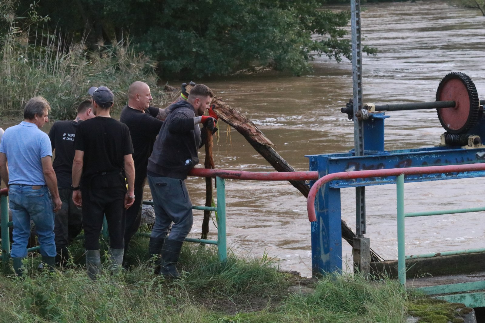 Woda zagraża Prochowicom. Mieszkańcy i strażacy walczą o miasto