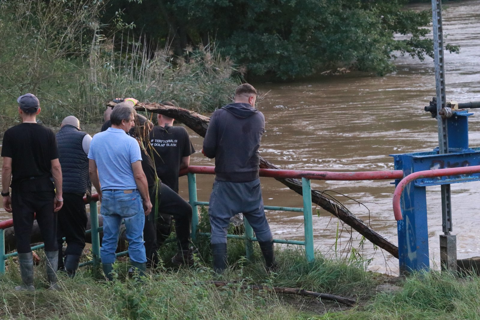 Woda zagraża Prochowicom. Mieszkańcy i strażacy walczą o miasto