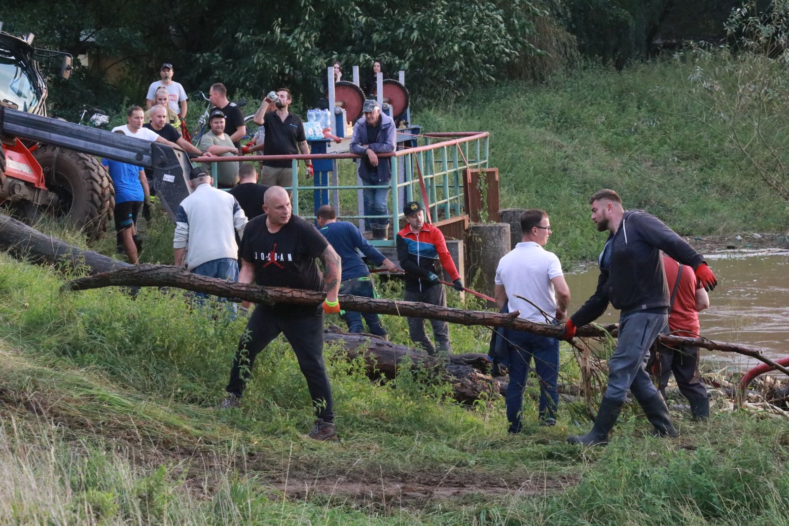 Woda zagraża Prochowicom. Mieszkańcy i strażacy walczą o miasto