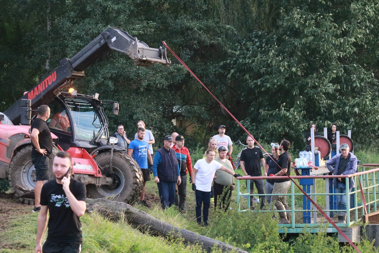 Woda zagraża Prochowicom. Mieszkańcy i strażacy walczą o miasto