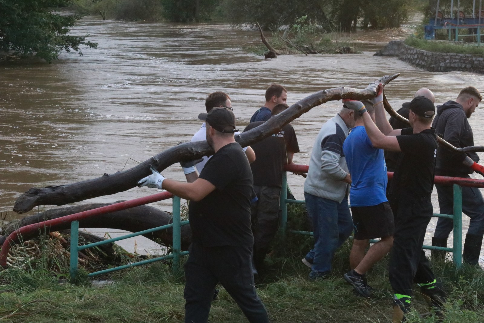 Woda zagraża Prochowicom. Mieszkańcy i strażacy walczą o miasto