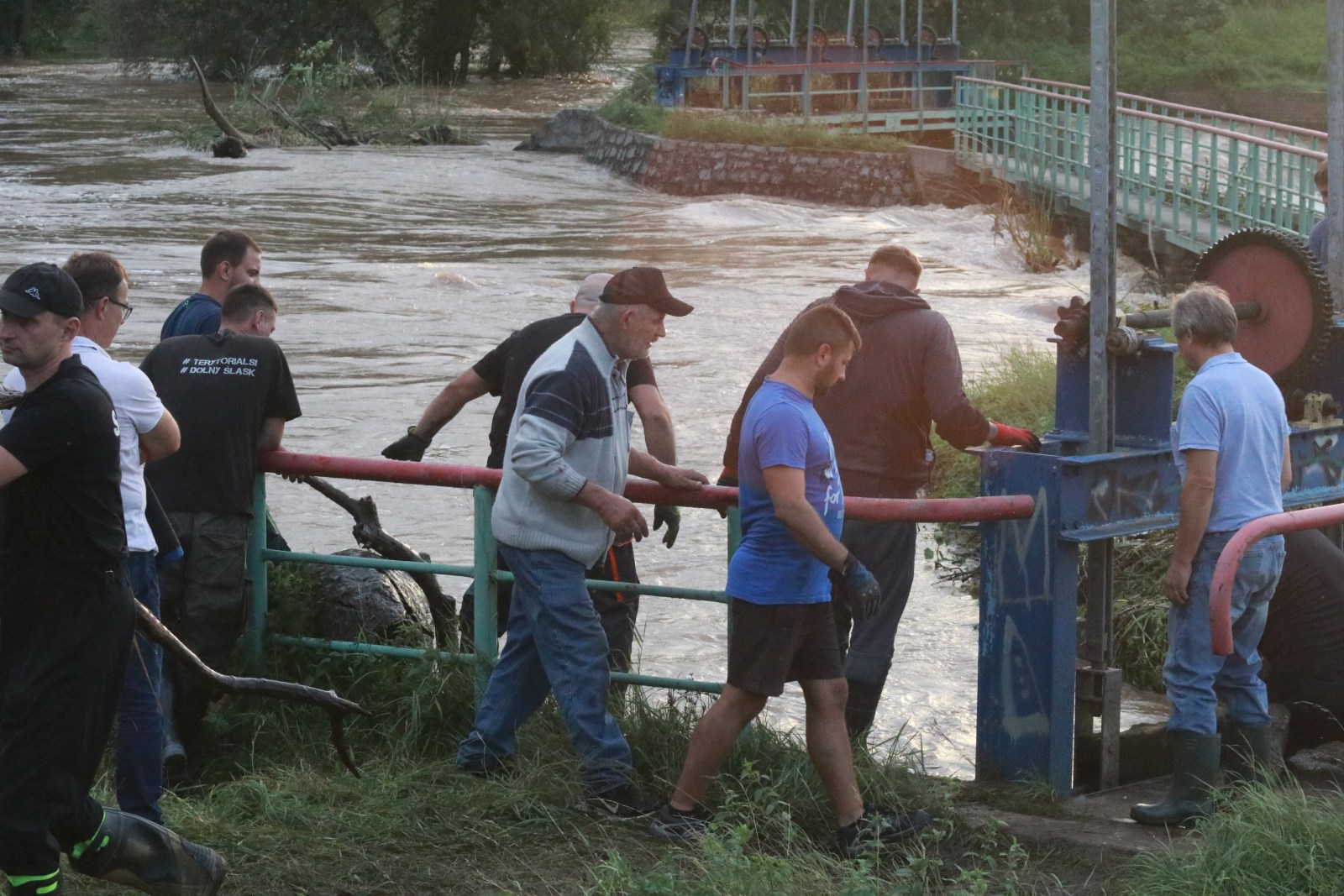 Woda zagraża Prochowicom. Mieszkańcy i strażacy walczą o miasto