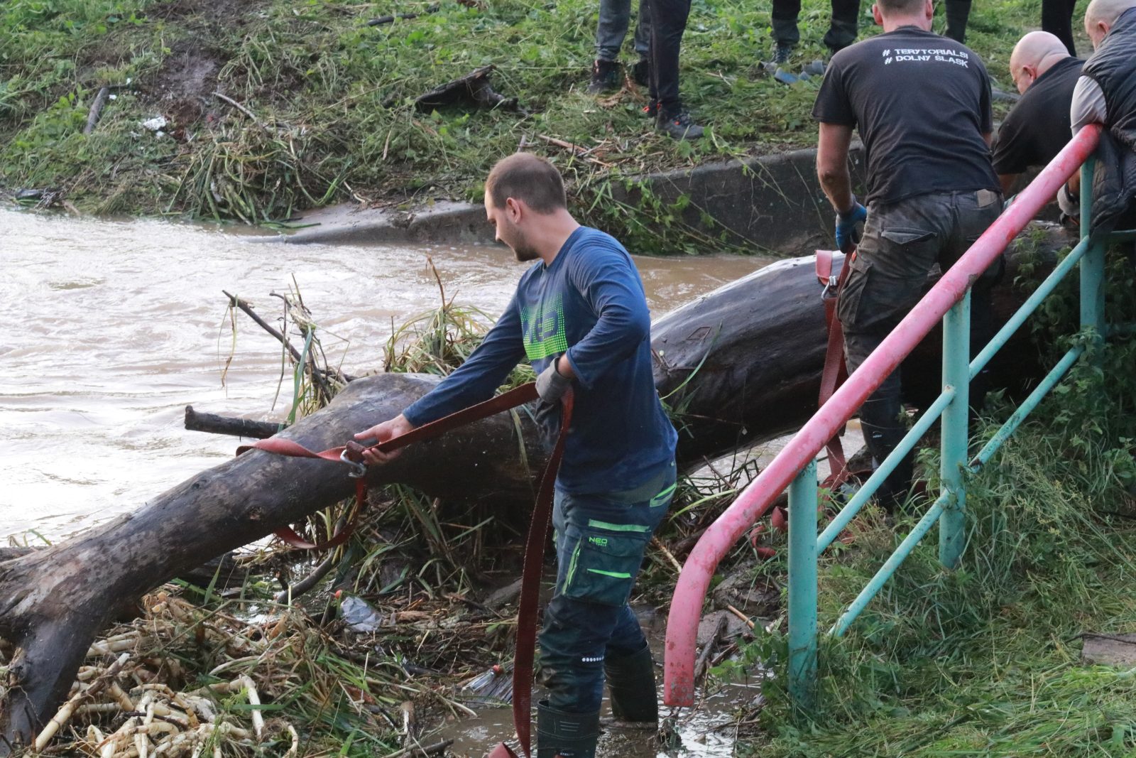 Woda zagraża Prochowicom. Mieszkańcy i strażacy walczą o miasto