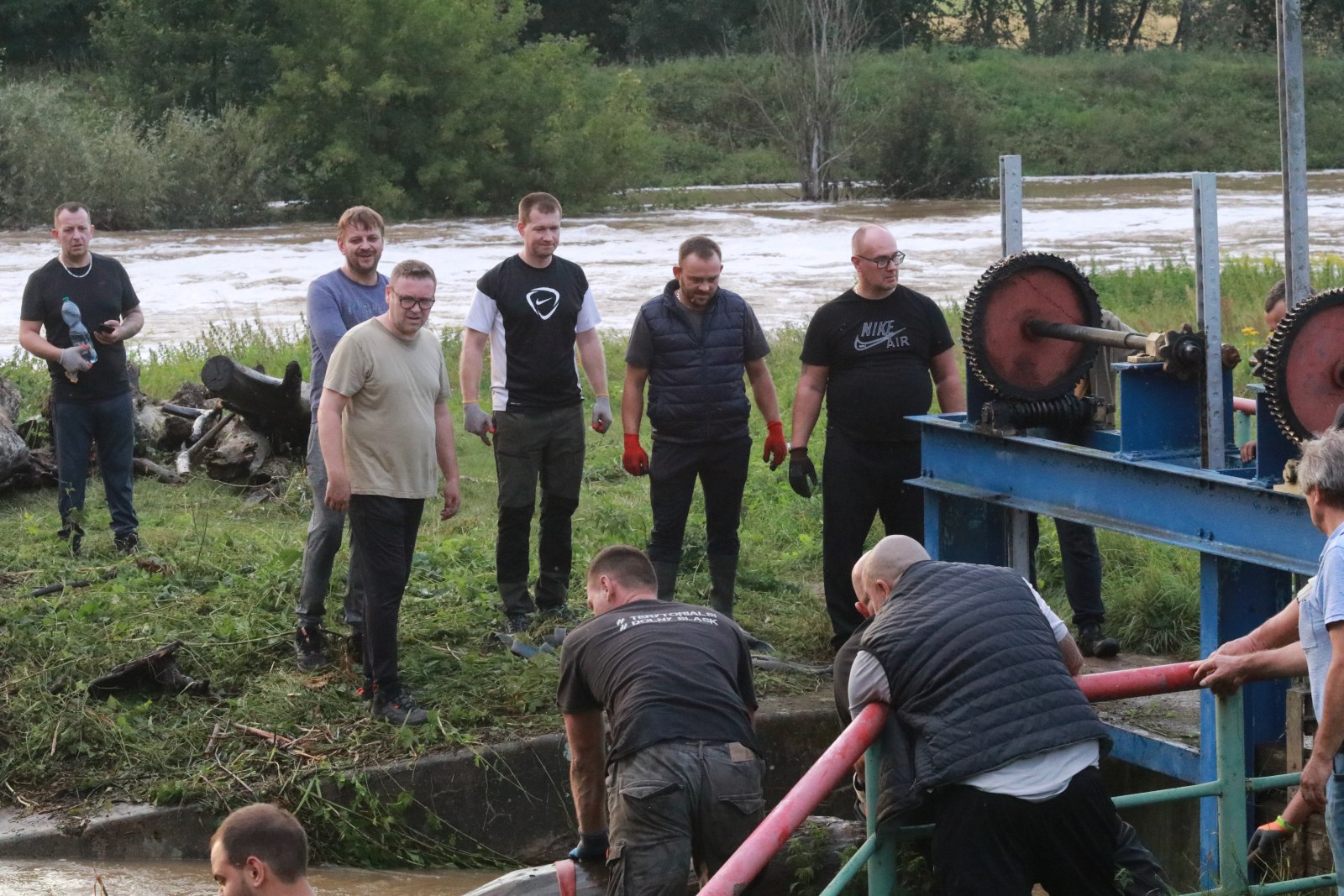 Woda zagraża Prochowicom. Mieszkańcy i strażacy walczą o miasto