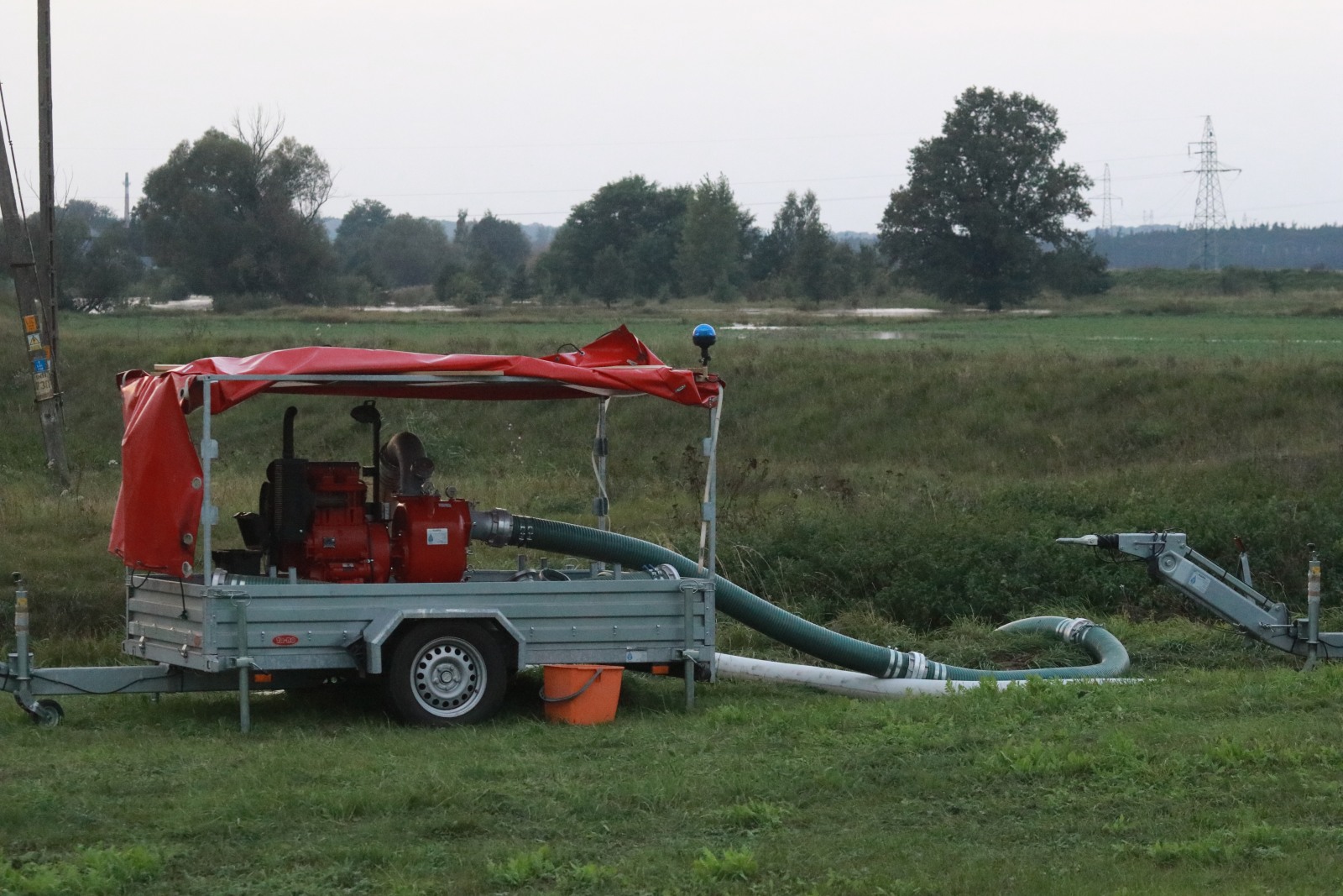 Woda zagraża Prochowicom. Mieszkańcy i strażacy walczą o miasto