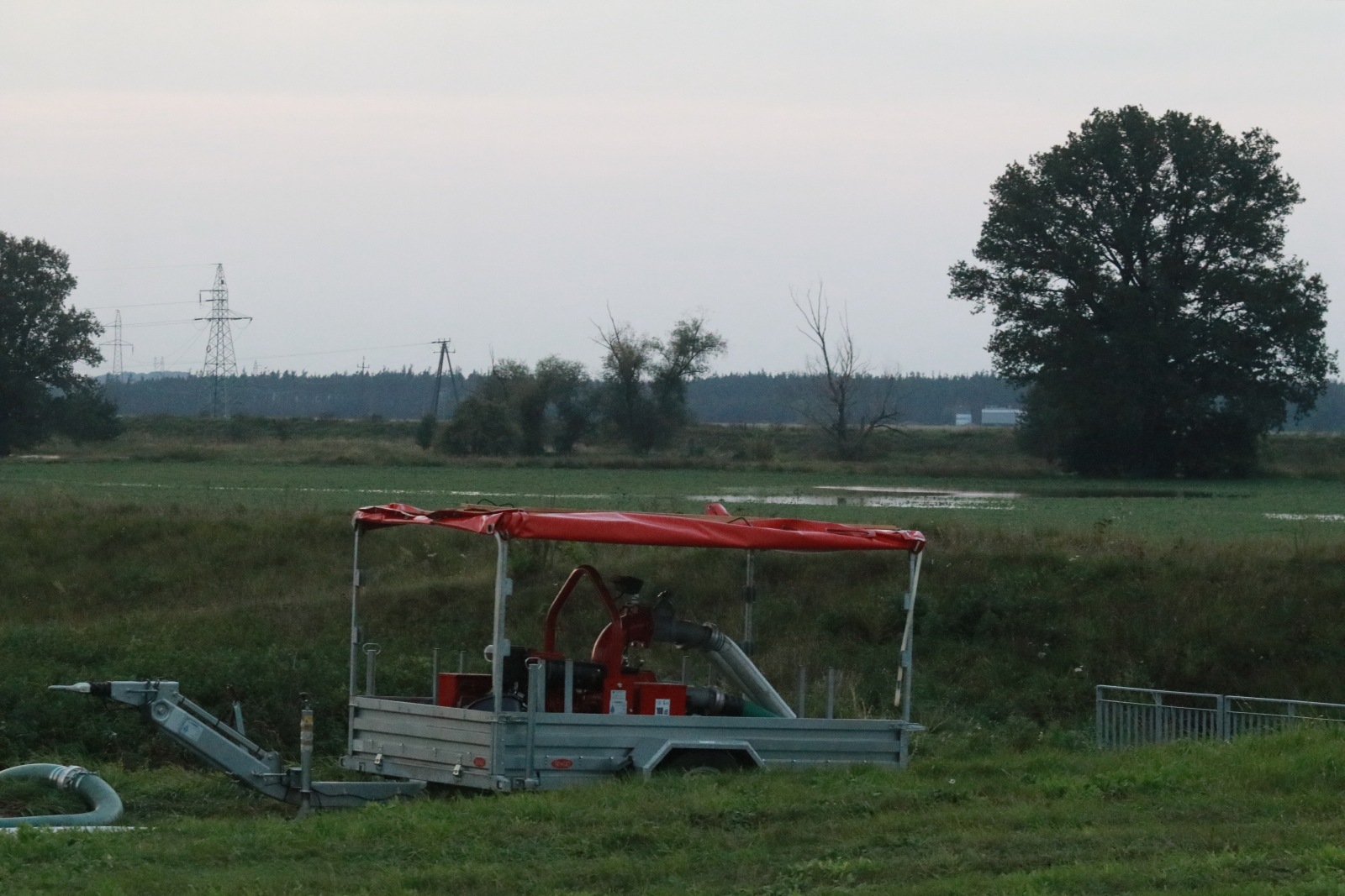 Woda zagraża Prochowicom. Mieszkańcy i strażacy walczą o miasto