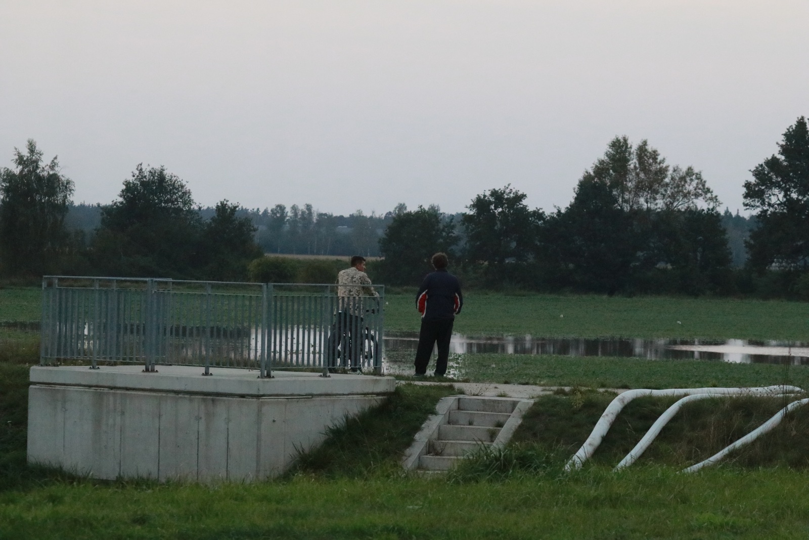 Woda zagraża Prochowicom. Mieszkańcy i strażacy walczą o miasto