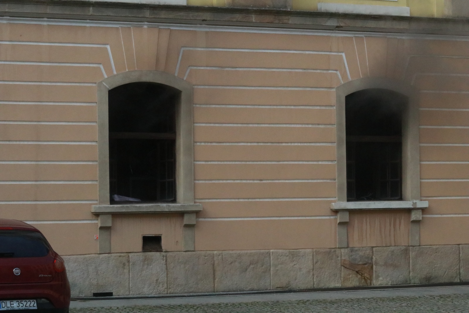 Straż pożarna gasi pożar w pomieszczeniach Akademii Rycerskiej