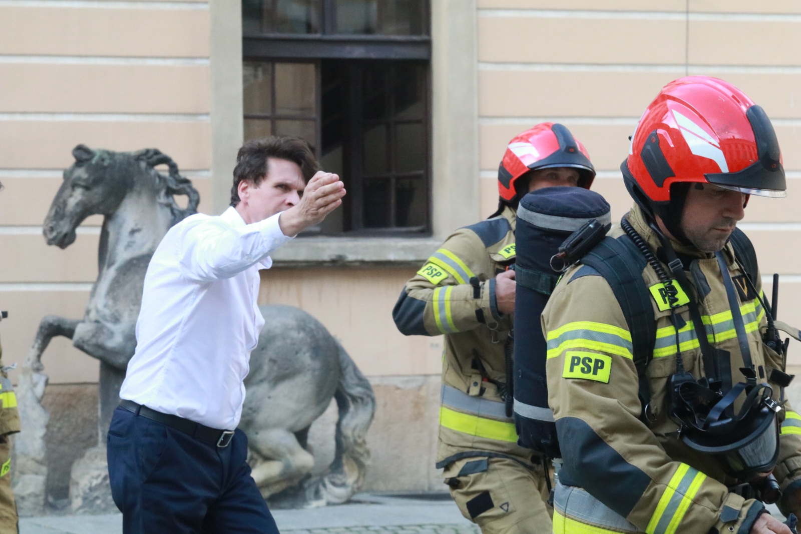 Straż pożarna gasi pożar w pomieszczeniach Akademii Rycerskiej