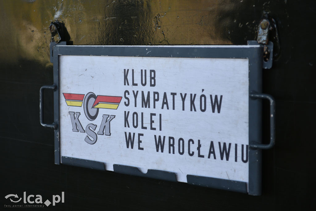 Pociąg retro „Kociołek” z Wrocławia na dworcu w Legnicy