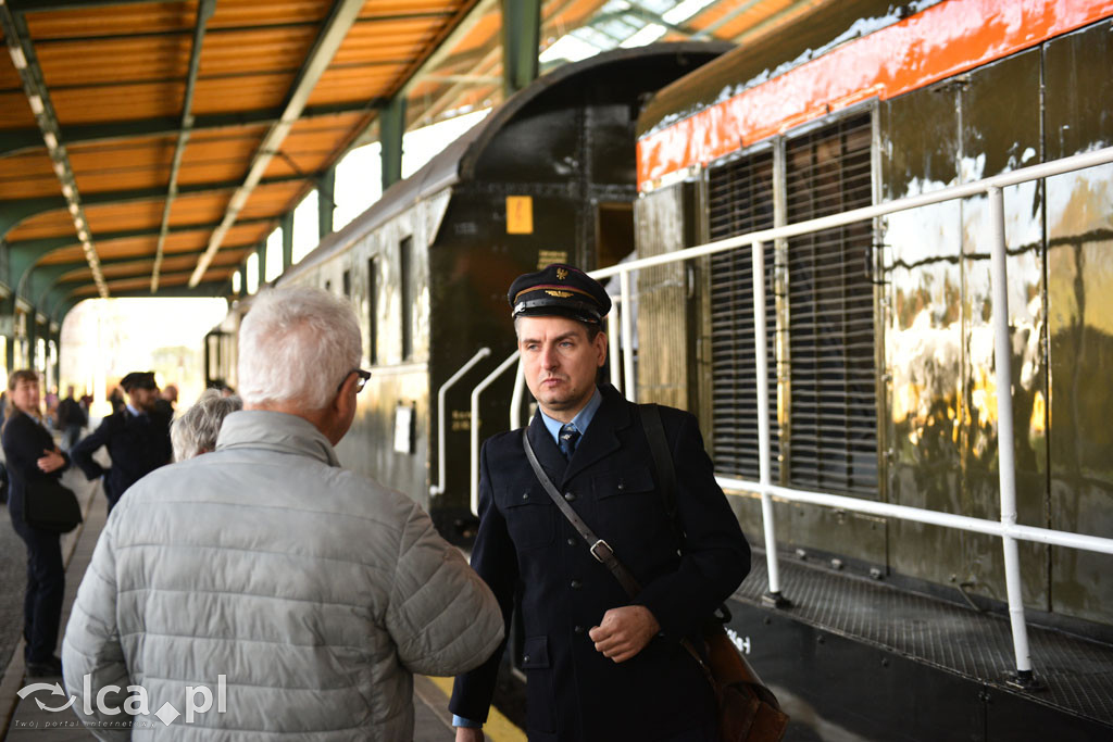 Pociąg retro „Kociołek” z Wrocławia na dworcu w Legnicy