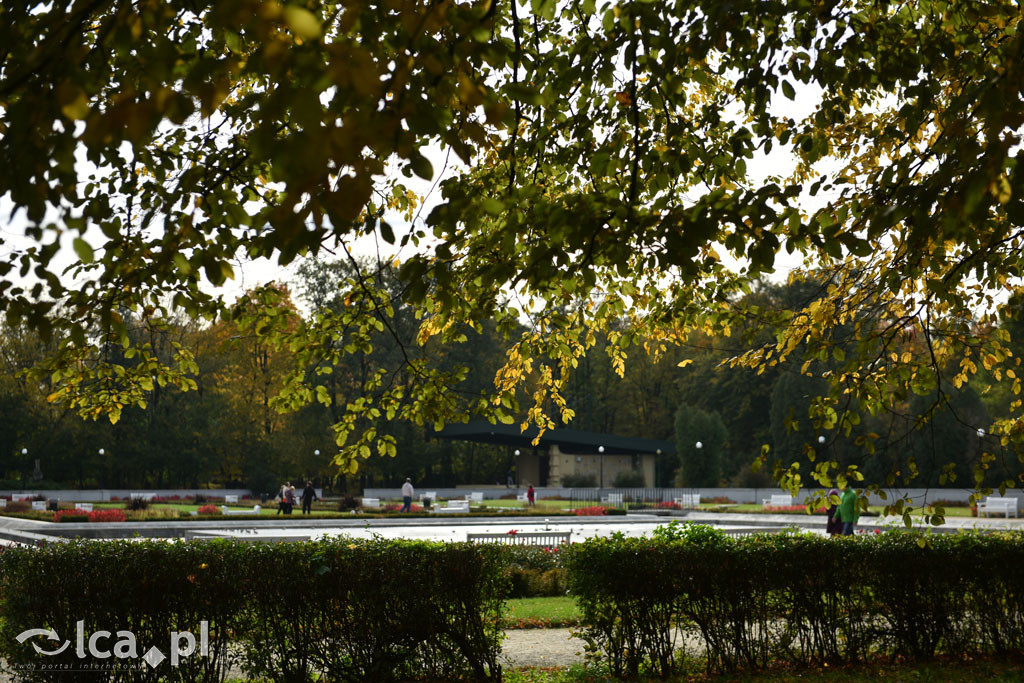 Otulony barwami jesieni park w całej okazałości