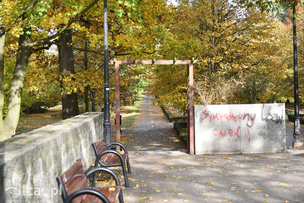 Otulony barwami jesieni park w całej okazałości