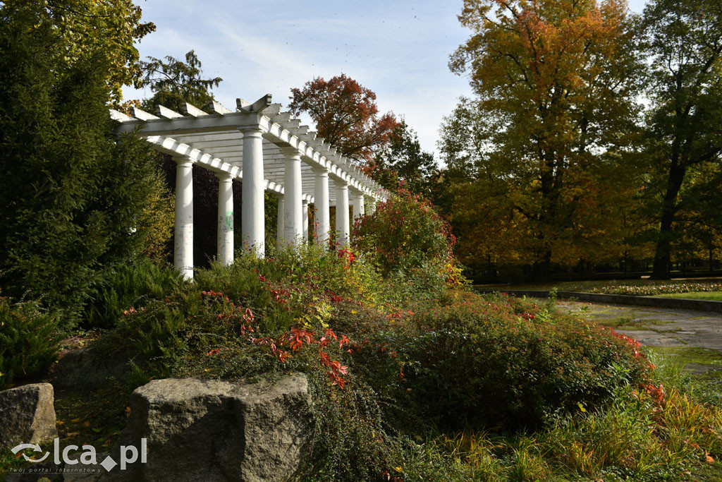 Otulony barwami jesieni park w całej okazałości