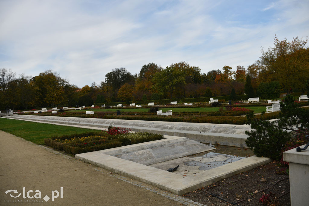 Otulony barwami jesieni park w całej okazałości