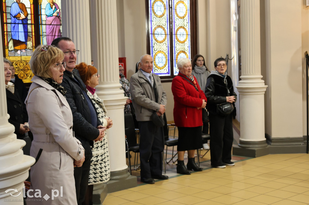 Nabożeństwo za zmarłych na cmentarzu w Legnicy