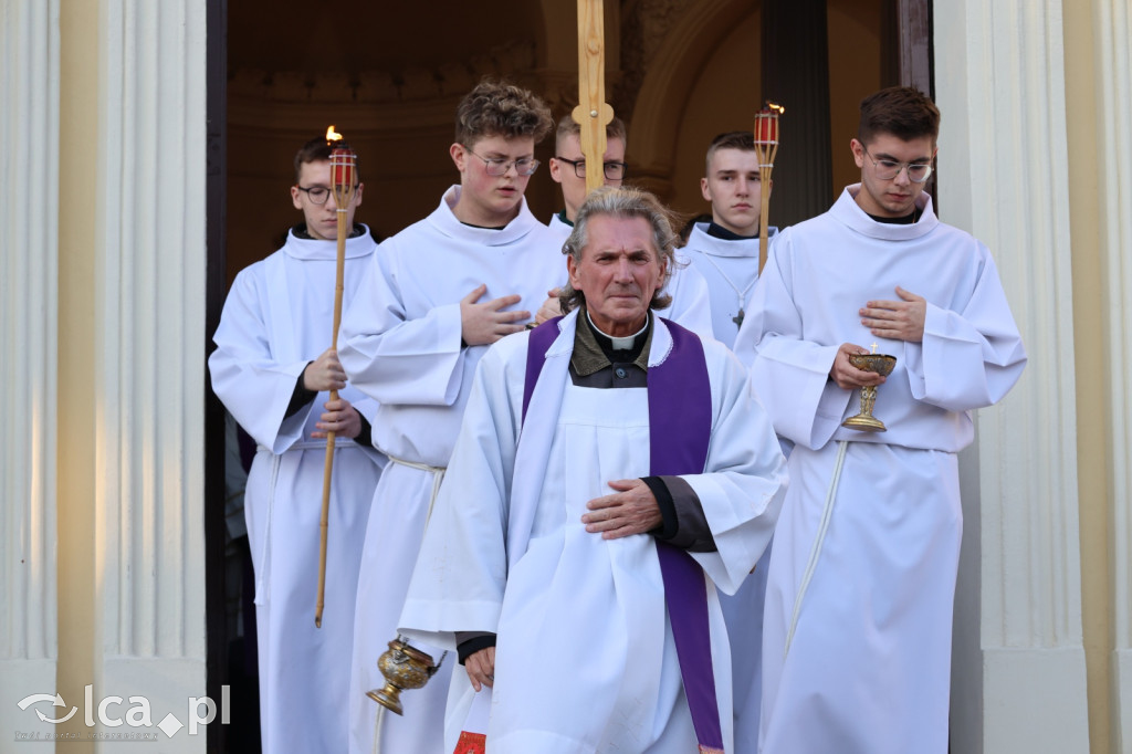 Nabożeństwo za zmarłych na cmentarzu w Legnicy