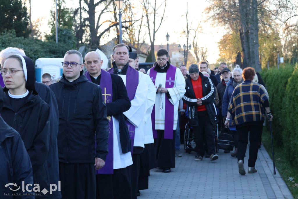 Nabożeństwo za zmarłych na cmentarzu w Legnicy