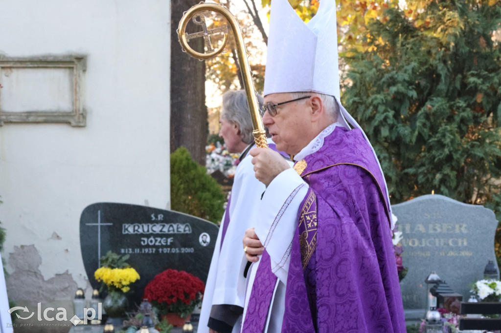 Nabożeństwo za zmarłych na cmentarzu w Legnicy