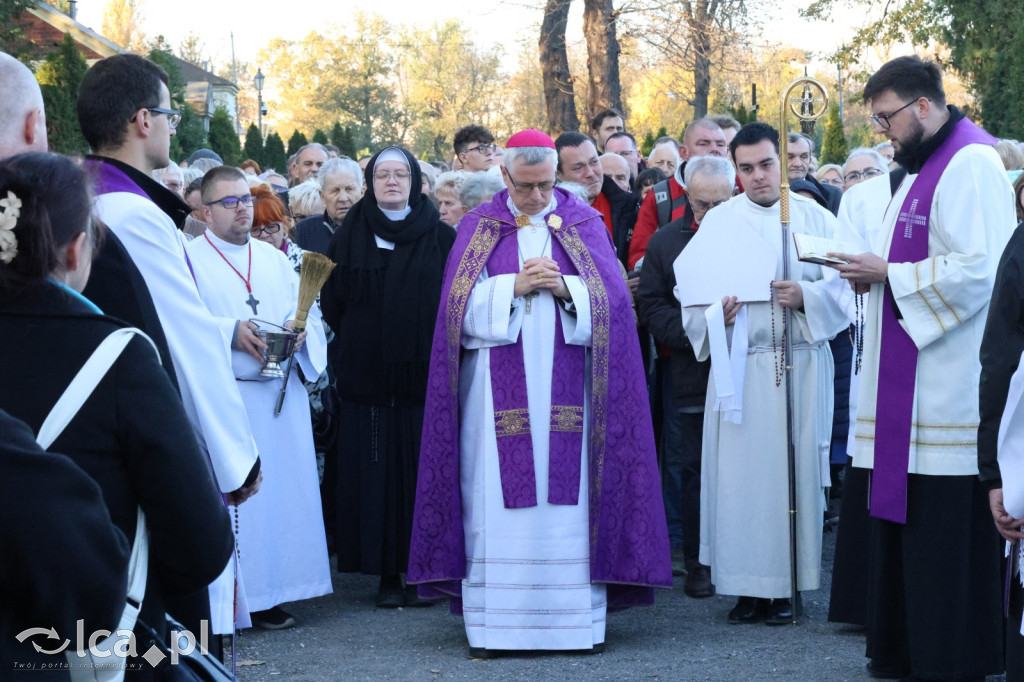 Nabożeństwo za zmarłych na cmentarzu w Legnicy