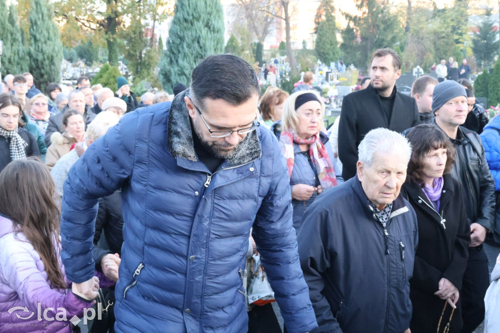 Nabożeństwo za zmarłych na cmentarzu w Legnicy