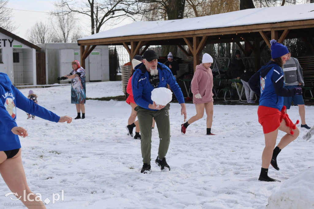 Mroźna kąpiel na walentynki w Kunicach