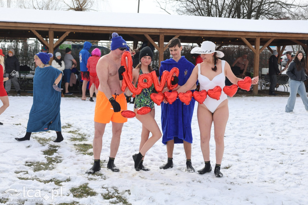 Mroźna kąpiel na walentynki w Kunicach