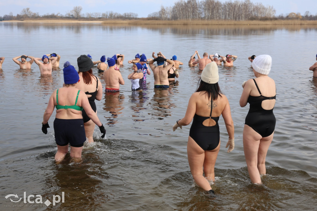 Mroźna kąpiel na walentynki w Kunicach