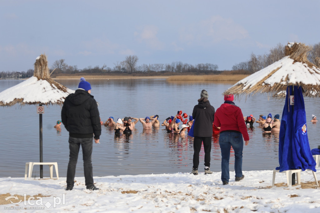 Mroźna kąpiel na walentynki w Kunicach