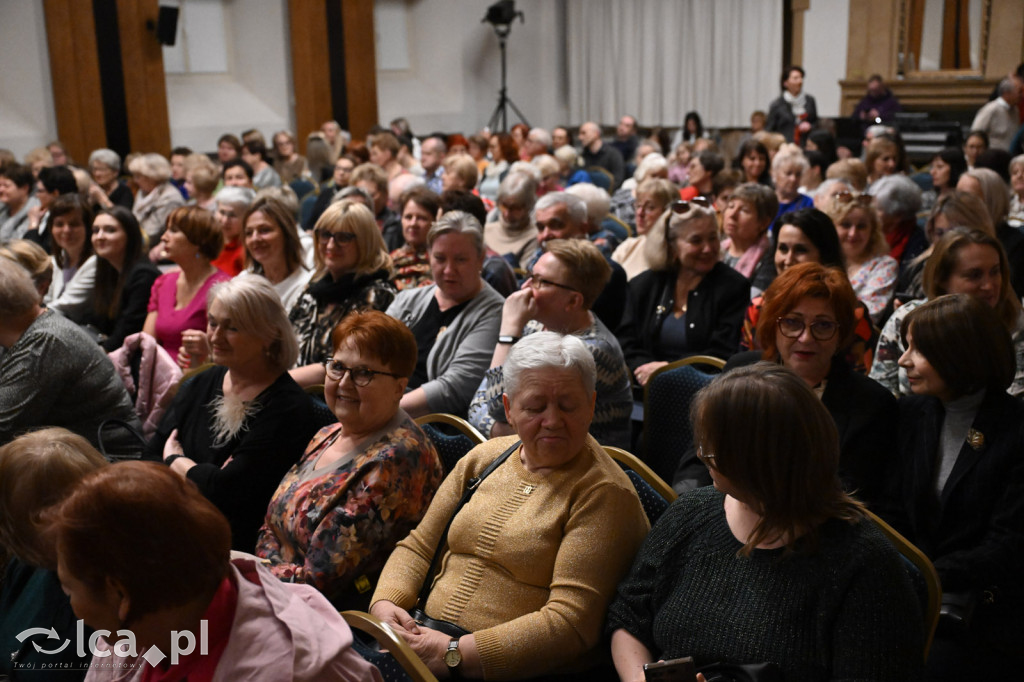 Kwiaty, życzenia i „Volare” na Dzień Kobiet