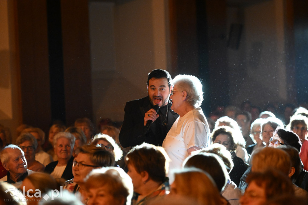 Kwiaty, życzenia i „Volare” na Dzień Kobiet