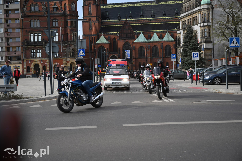 Parada motocykli i wozów strażackich