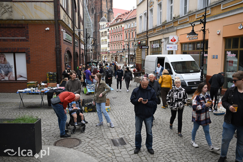 Centrum miasta pełne staroci i wielkanocnych ozdób