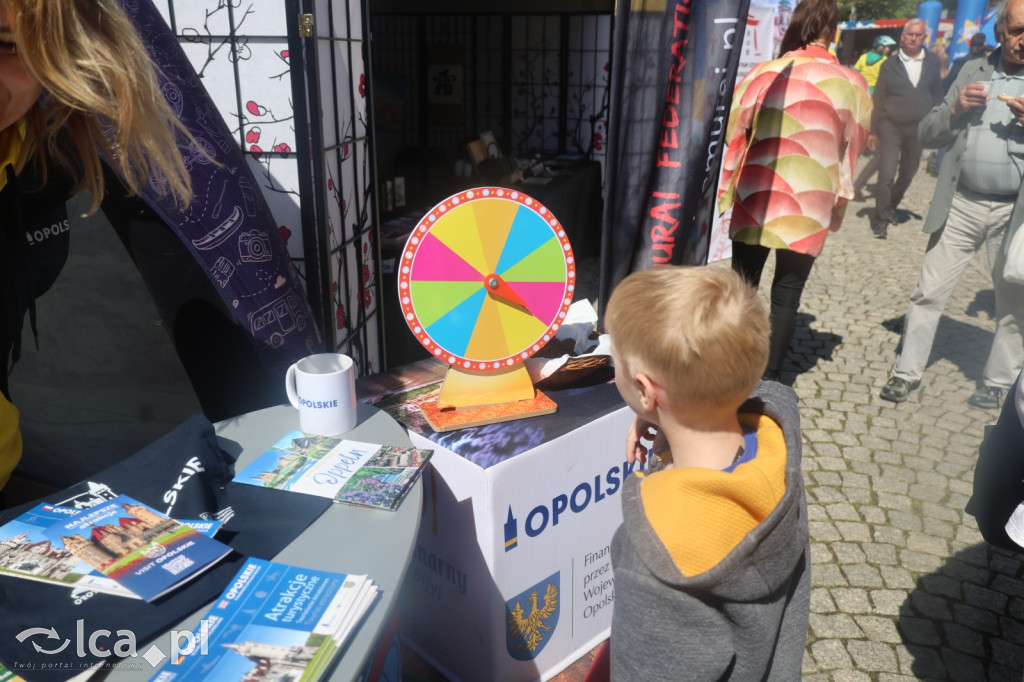 Parada Maskotek i stoiska wystawiennicze