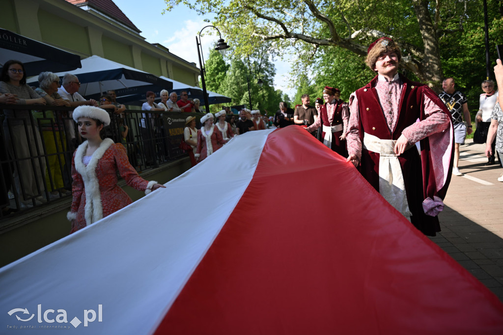 Uczcili Dzień Flagi, niosąc biało - czerwoną