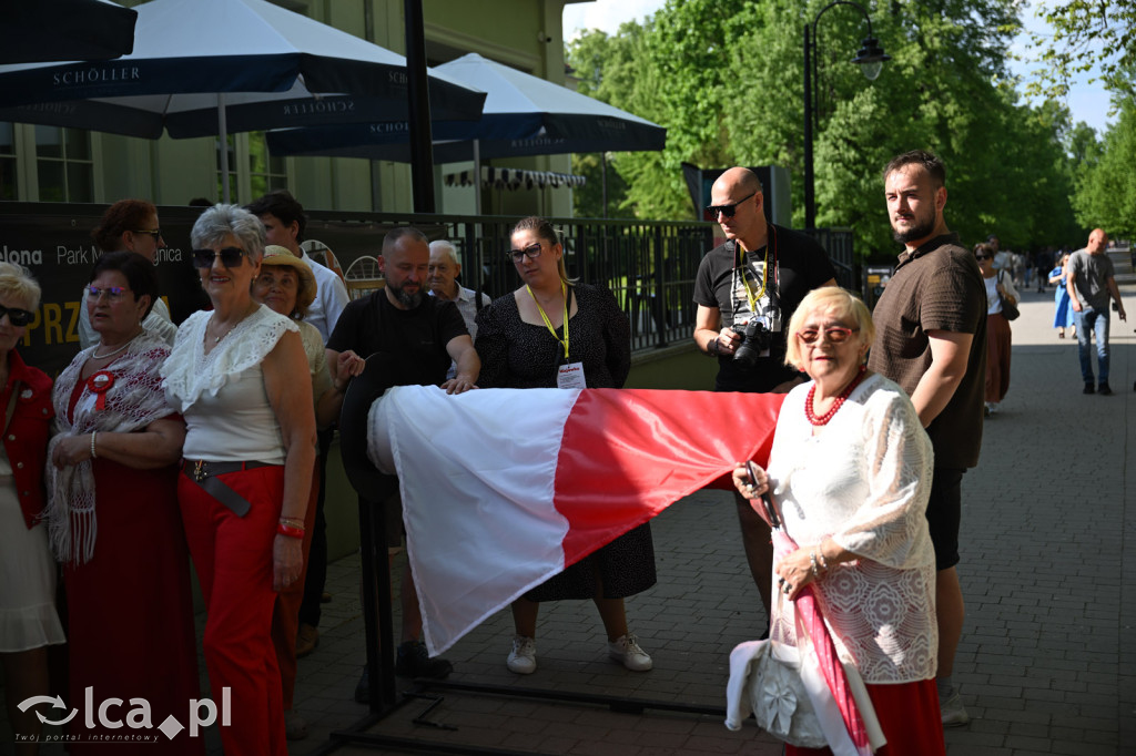 Uczcili Dzień Flagi, niosąc biało - czerwoną