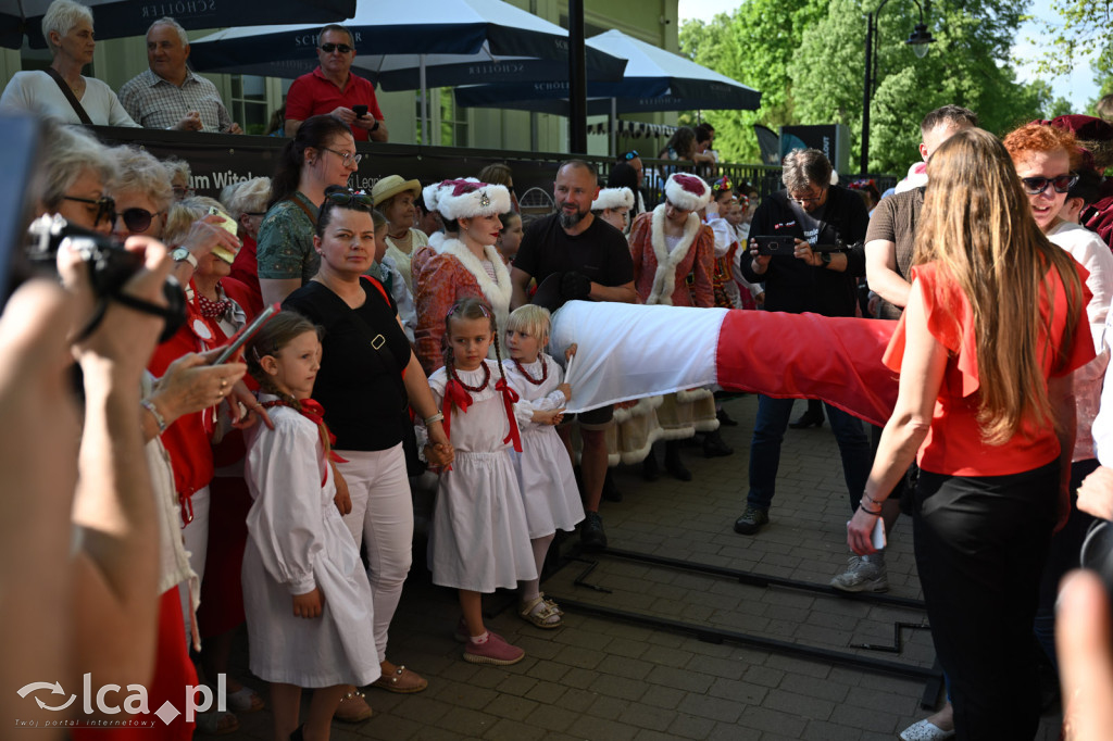 Uczcili Dzień Flagi, niosąc biało - czerwoną