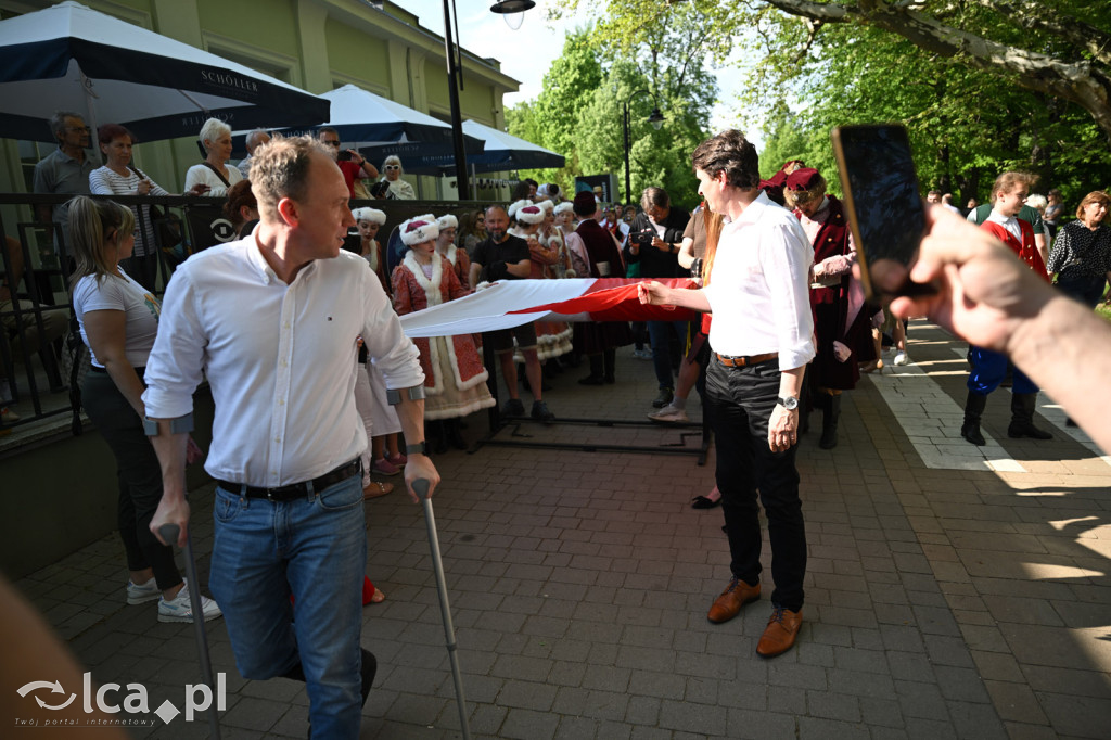 Uczcili Dzień Flagi, niosąc biało - czerwoną