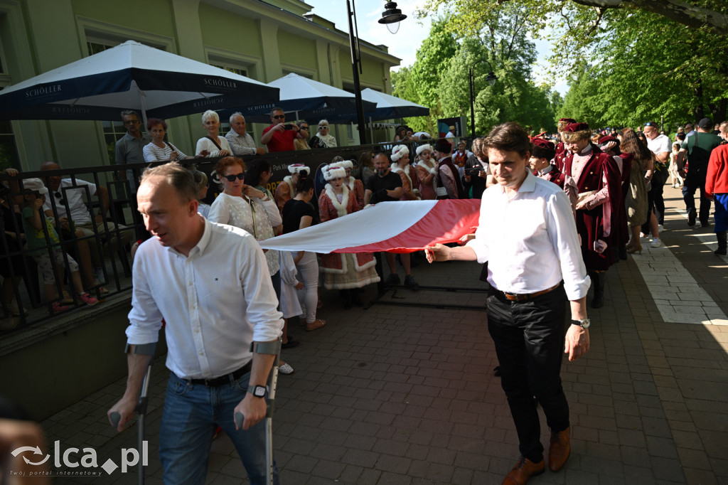 Uczcili Dzień Flagi, niosąc biało - czerwoną