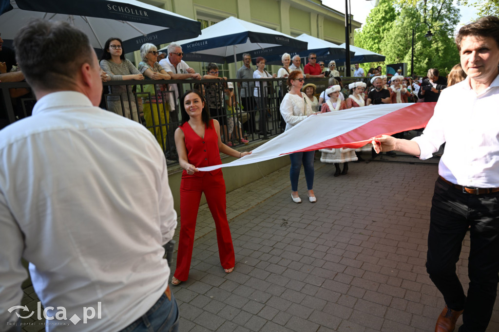 Uczcili Dzień Flagi, niosąc biało - czerwoną