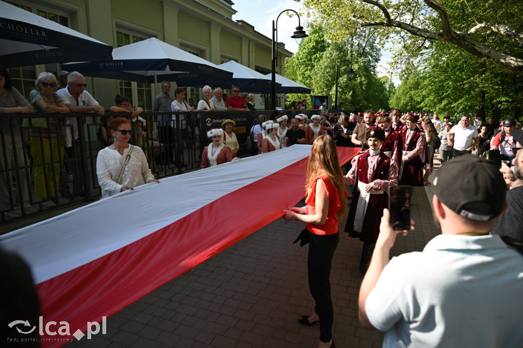 Uczcili Dzień Flagi, niosąc biało - czerwoną