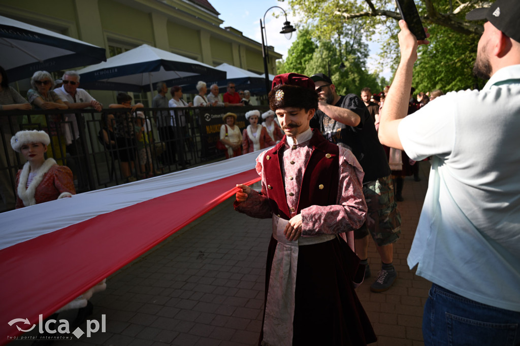 Uczcili Dzień Flagi, niosąc biało - czerwoną