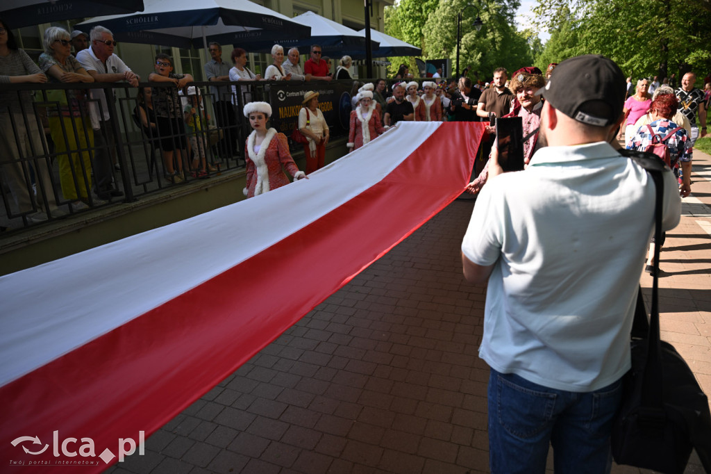Uczcili Dzień Flagi, niosąc biało - czerwoną