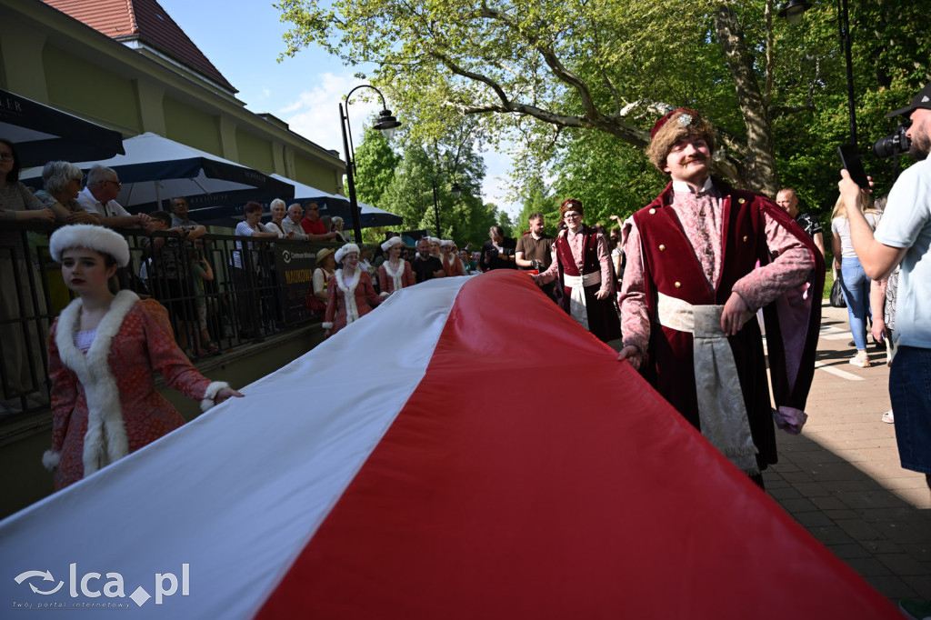 Uczcili Dzień Flagi, niosąc biało - czerwoną