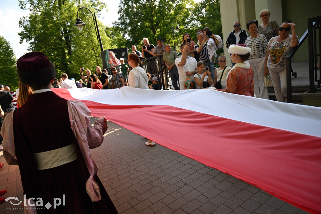 Uczcili Dzień Flagi, niosąc biało - czerwoną