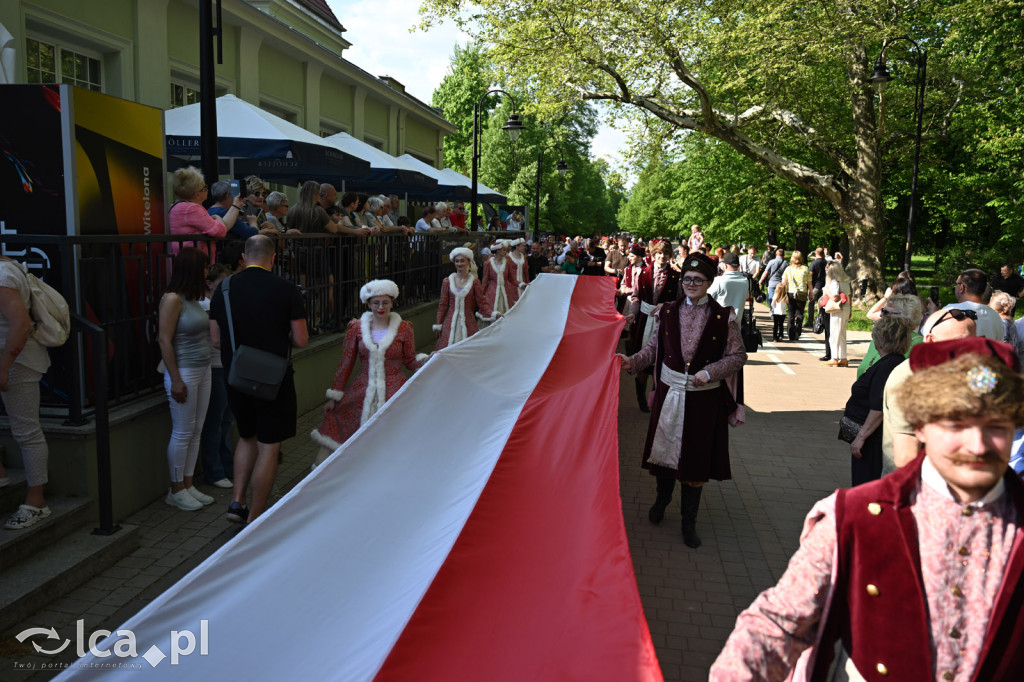 Uczcili Dzień Flagi, niosąc biało - czerwoną