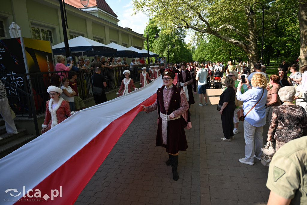 Uczcili Dzień Flagi, niosąc biało - czerwoną