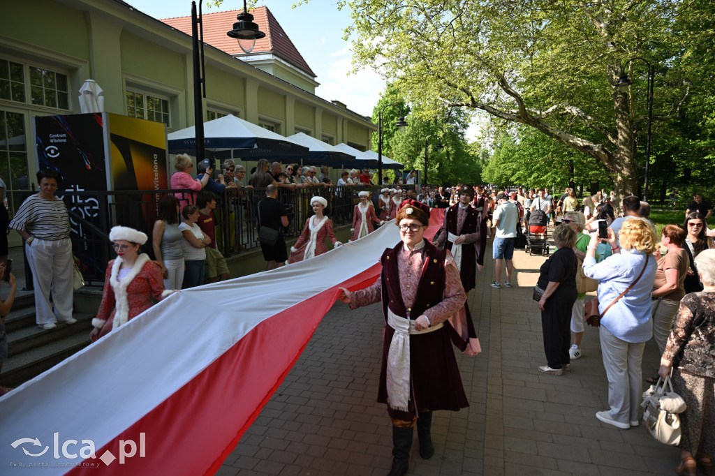 Uczcili Dzień Flagi, niosąc biało - czerwoną