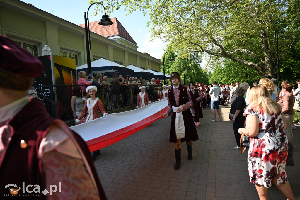 Uczcili Dzień Flagi, niosąc biało - czerwoną