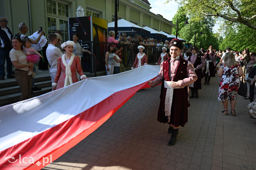 Uczcili Dzień Flagi, niosąc biało - czerwoną